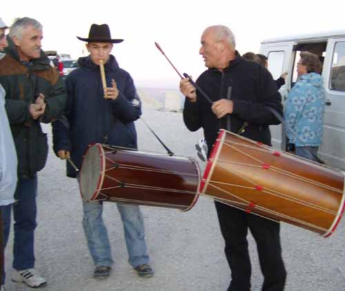 Tambourinaires pour le feu de la Saint-Jean.