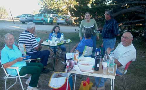 Repas avant le feu de la Saint-Jean.