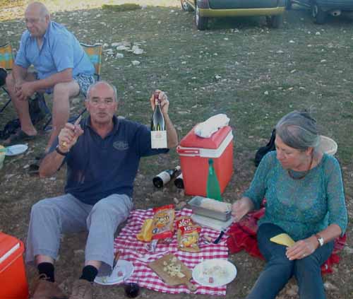Repas avant le feu de la Saint-Jean.