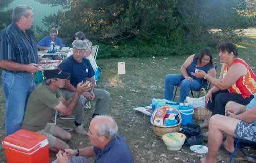 Repas avant le feu de la Saint-Jean.